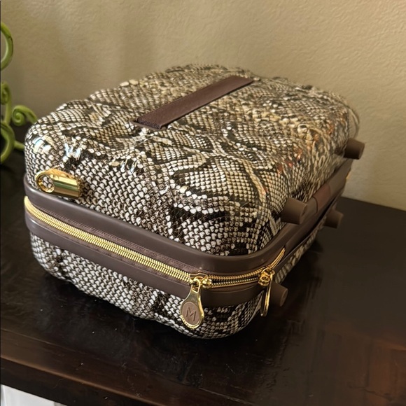 The Jet Setter Elegant Snakeskin Pattern travel cosmetic clutch - Picture 5 of 12